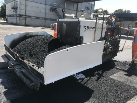 Waterplassen op asfalt | Buitengewoon kleine asfalteermachine